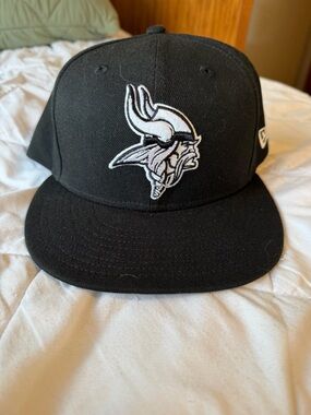 New Era Black Minnesota Vikings Logo Snapback Cap